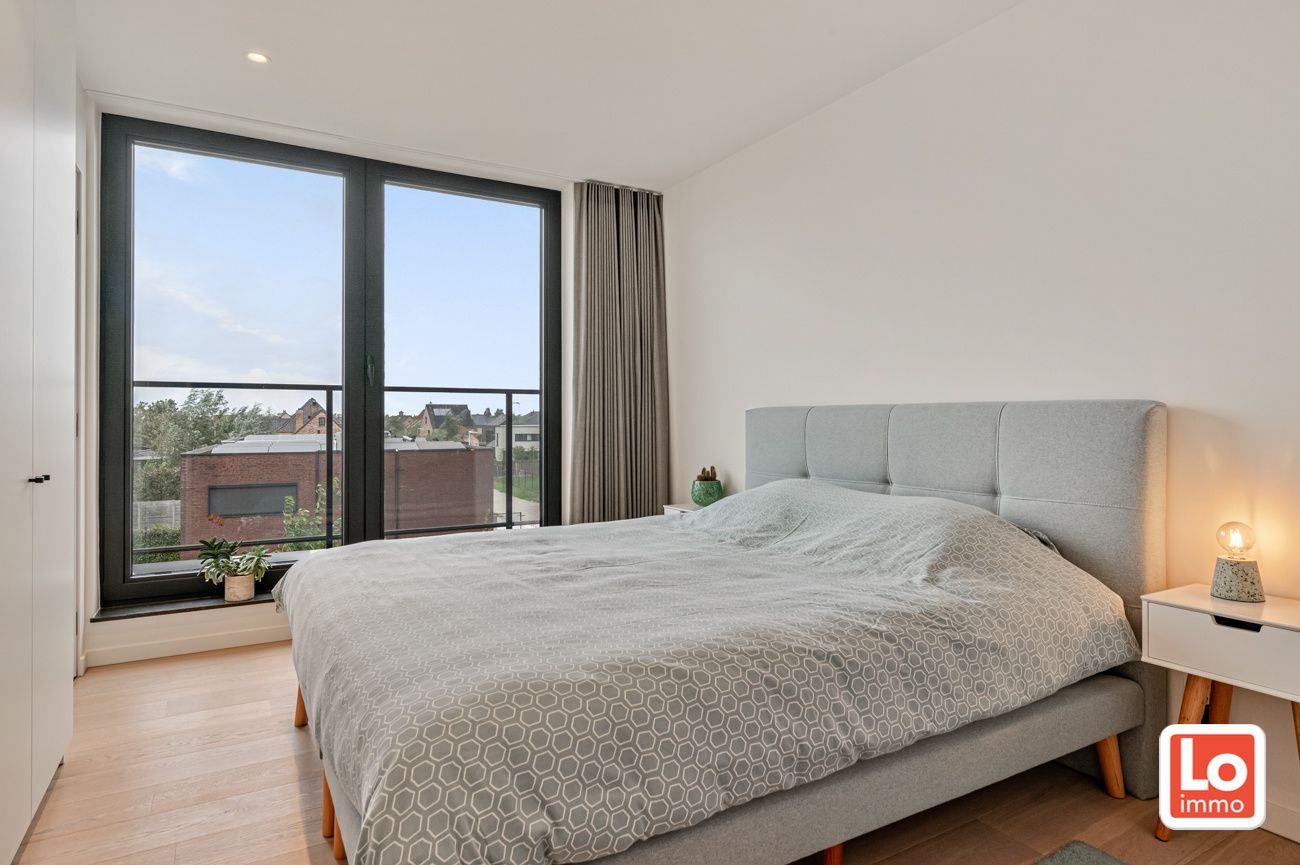 VERKOCHT! Luxe Penthouse met 1 slaapkamer en 2 grote terrassen op een topligging in het centrum van Lochristi! foto 12