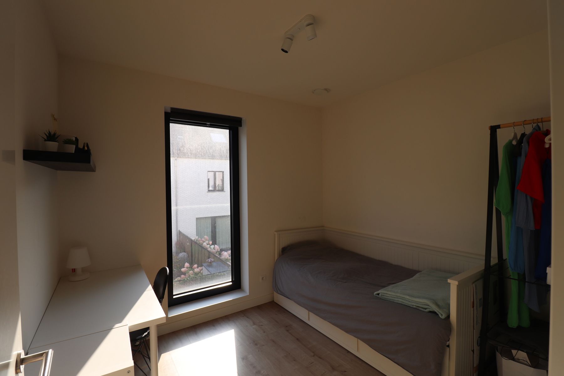 Prachtig 2-slaapkamerappartement met lift op de 1ste verdieping links met zonnig terras, ondergrondse autostaanplaats en berging. foto 10