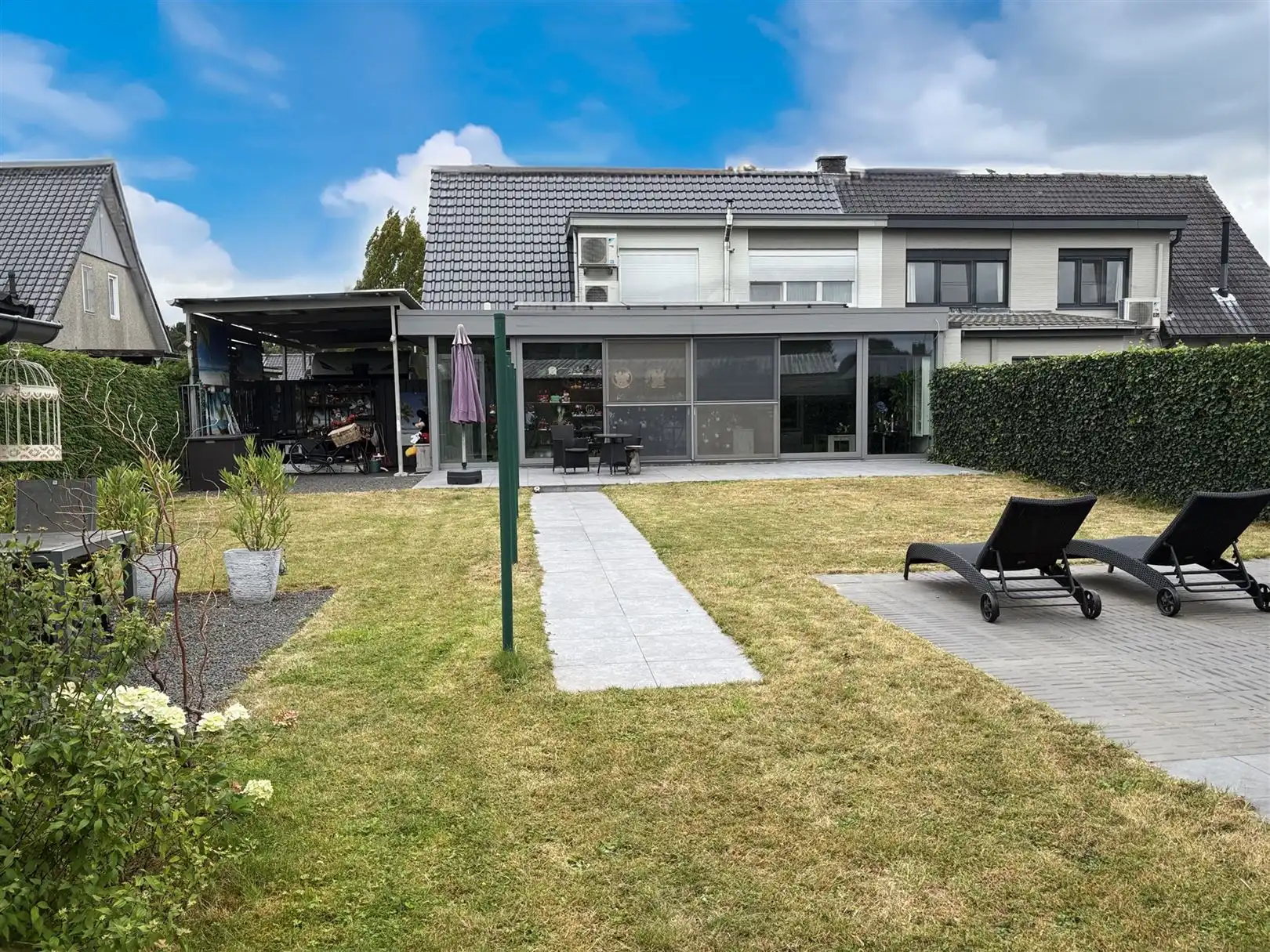 Halfopen woning met veranda, 3 slaapkamers en garage foto 2