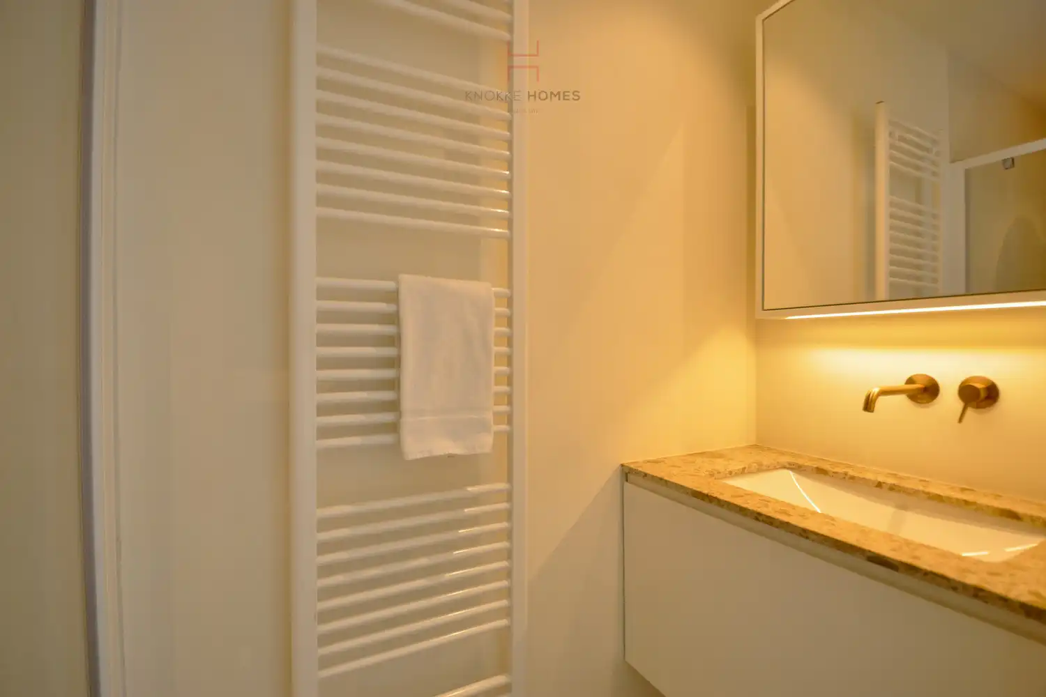 Gerenoveerd appartement met panoramisch zeezicht aan de Zeedijk in Knokke-Duinbergen foto 14