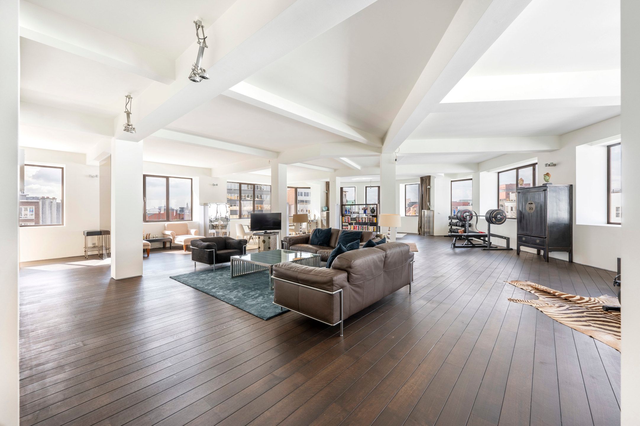 Unieke loft met karakter en licht in art-deco gebouw foto {{pictureIndex}}