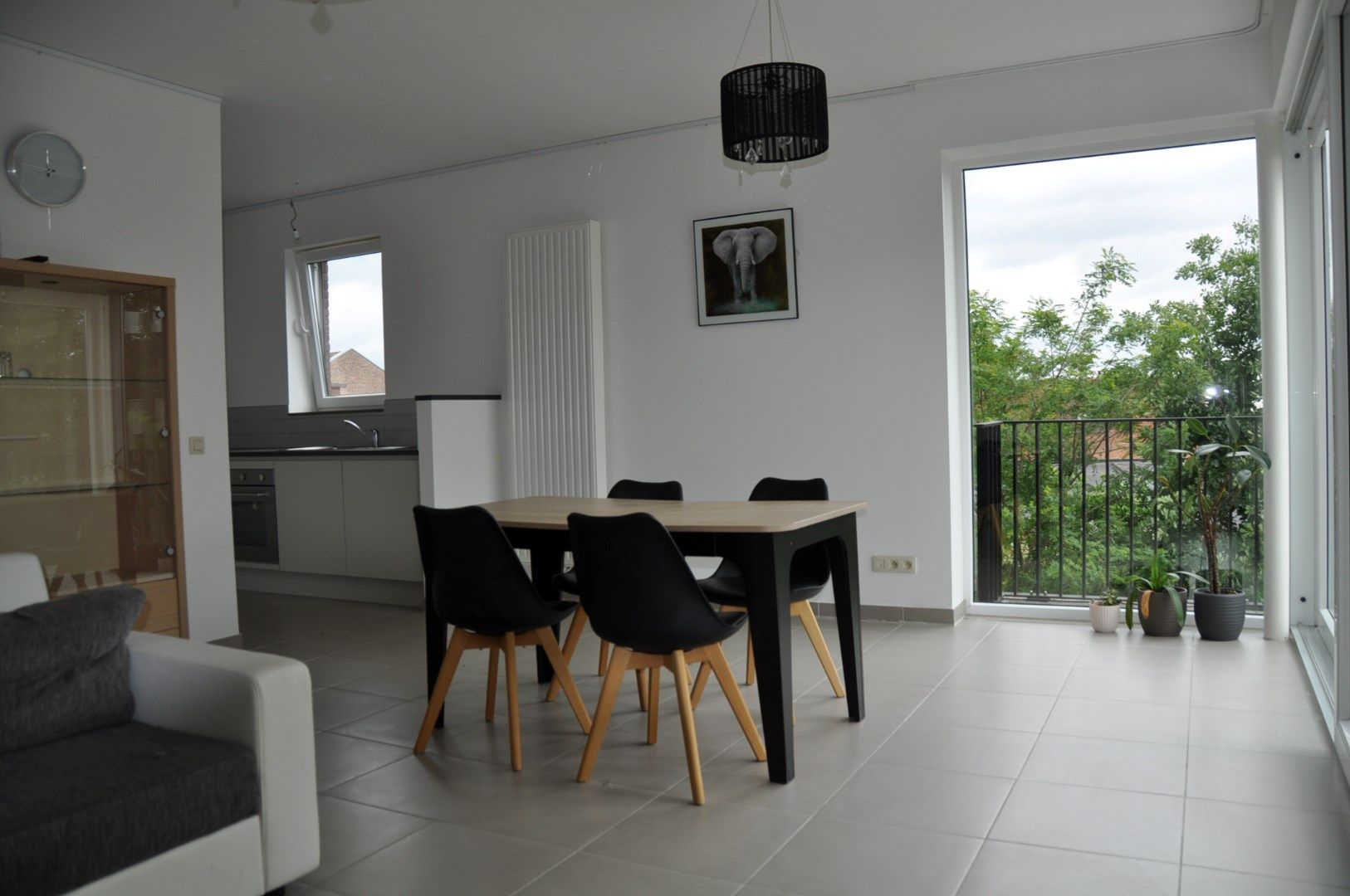 Instapklaar appartement met 2 slaapkamers, terras, staanplaats. foto 3