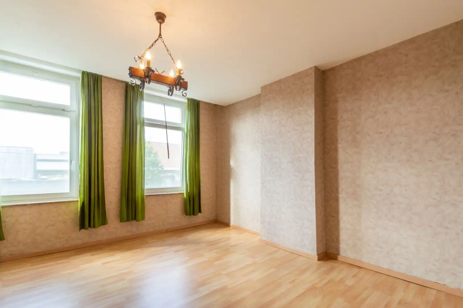 Een welgelegen, te moderniseren starterswoning met oa. 3 kamers foto 9