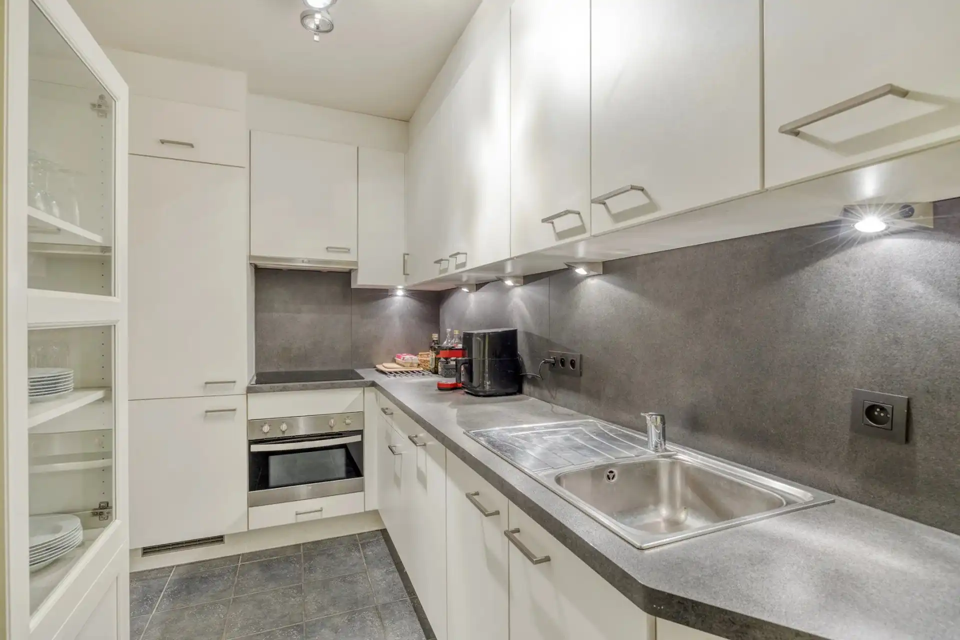 INSTAPKLAAR GERENOVEERD APPARTEMENT MET 1 SLPK, TERRAS EN GARAGEBOX IN HASSELT foto 8