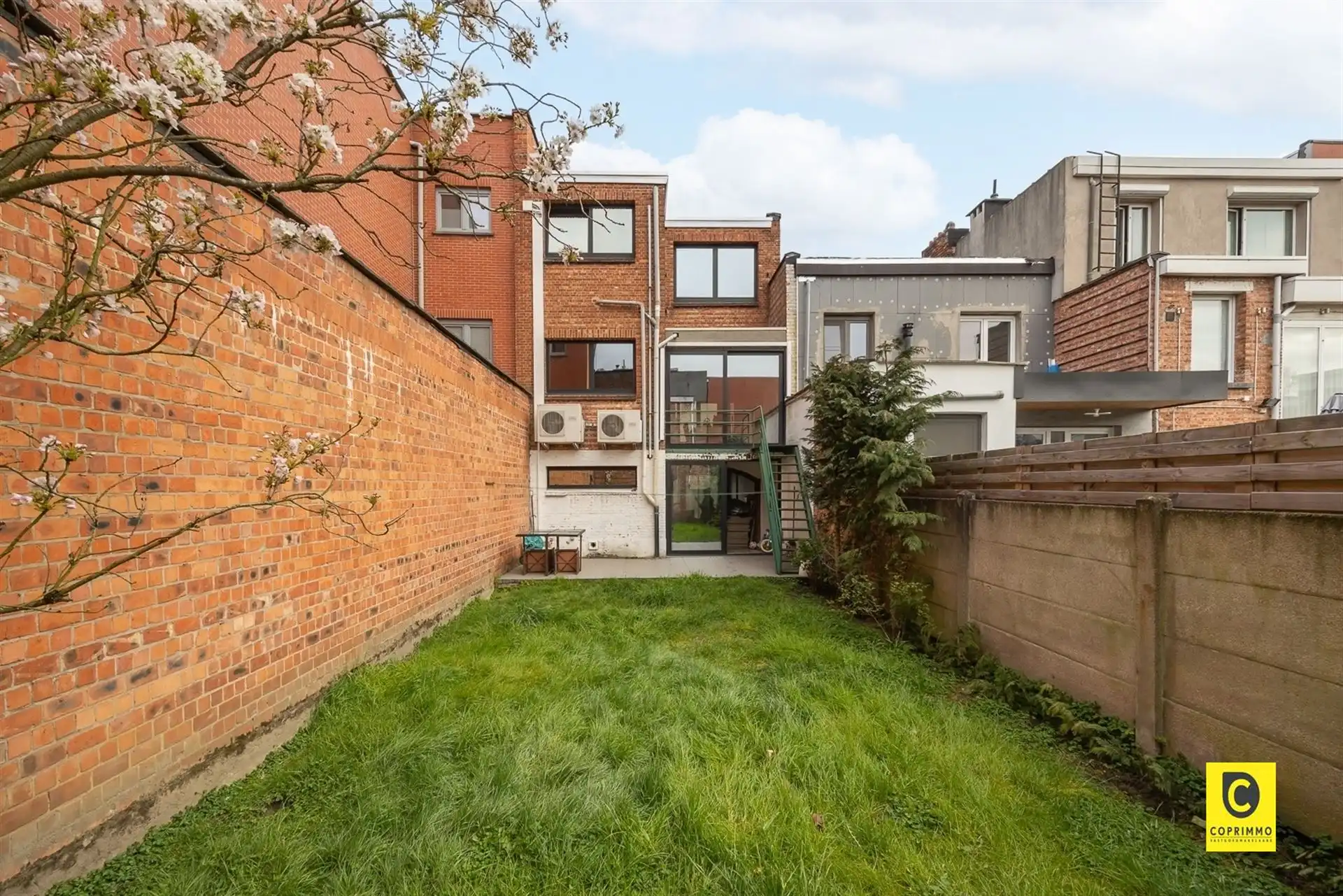 Woning met ruime zuidgerichte tuin foto 3