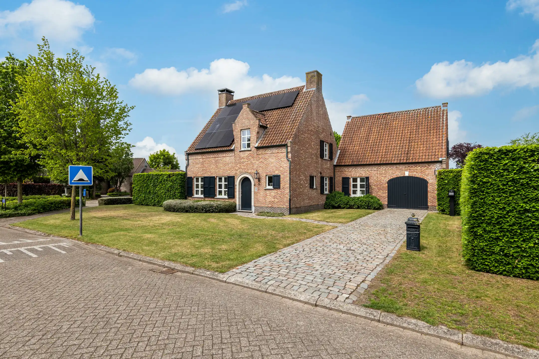 Rustig gelegen vrijstaande woning op 960 m² grond. foto {{pictureIndex}}