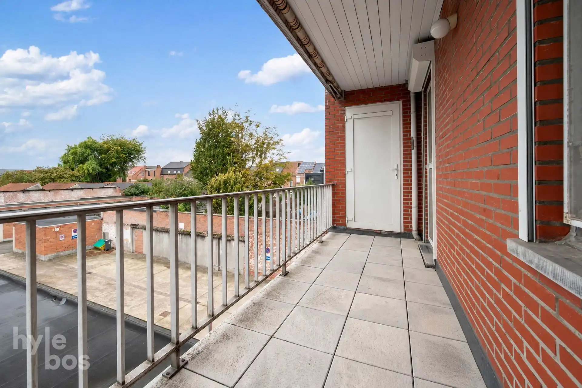 Centraal gelegen 2 slaapkamer appartement met garage foto 18