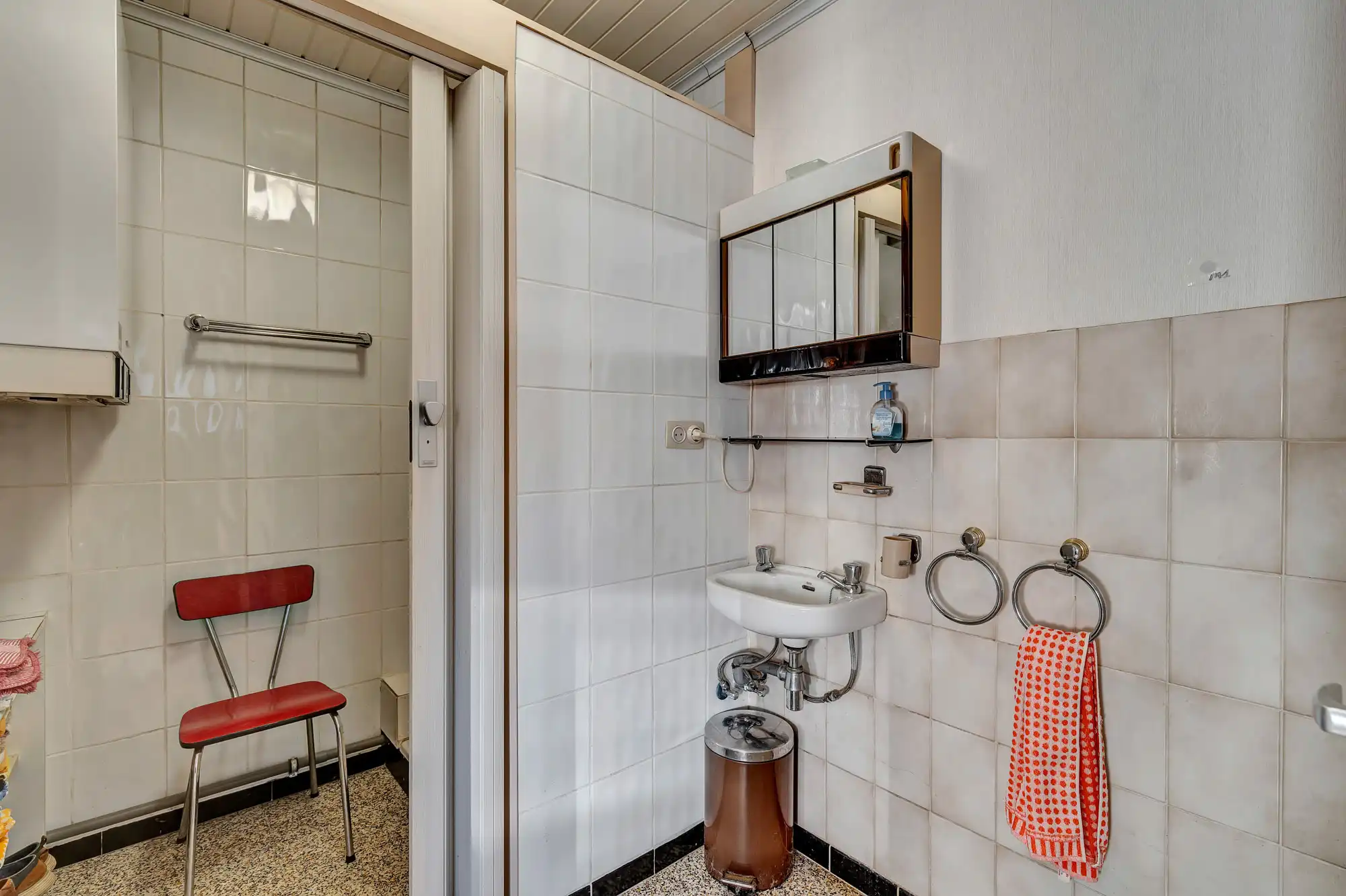 Te renoveren halfopen woning met garage en grote tuin foto 9