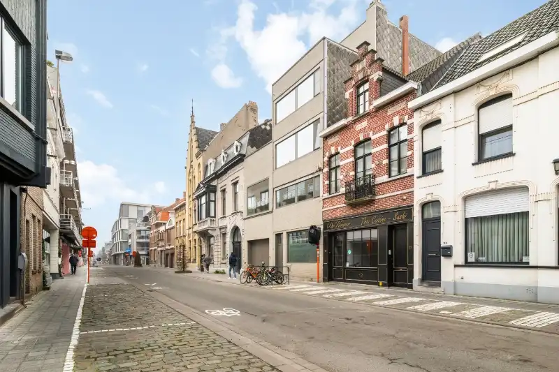 Hoofdfoto van de publicatie: Roeselare-stadskern. Polyvalente BURGERWONING / HANDELSHUIS in 2 delen :  exclusief commercieel pand gelijkvloers met tuin en uniek triplex appartement met 2-3 slaapkamers. Verhuurd met mooi rendement !