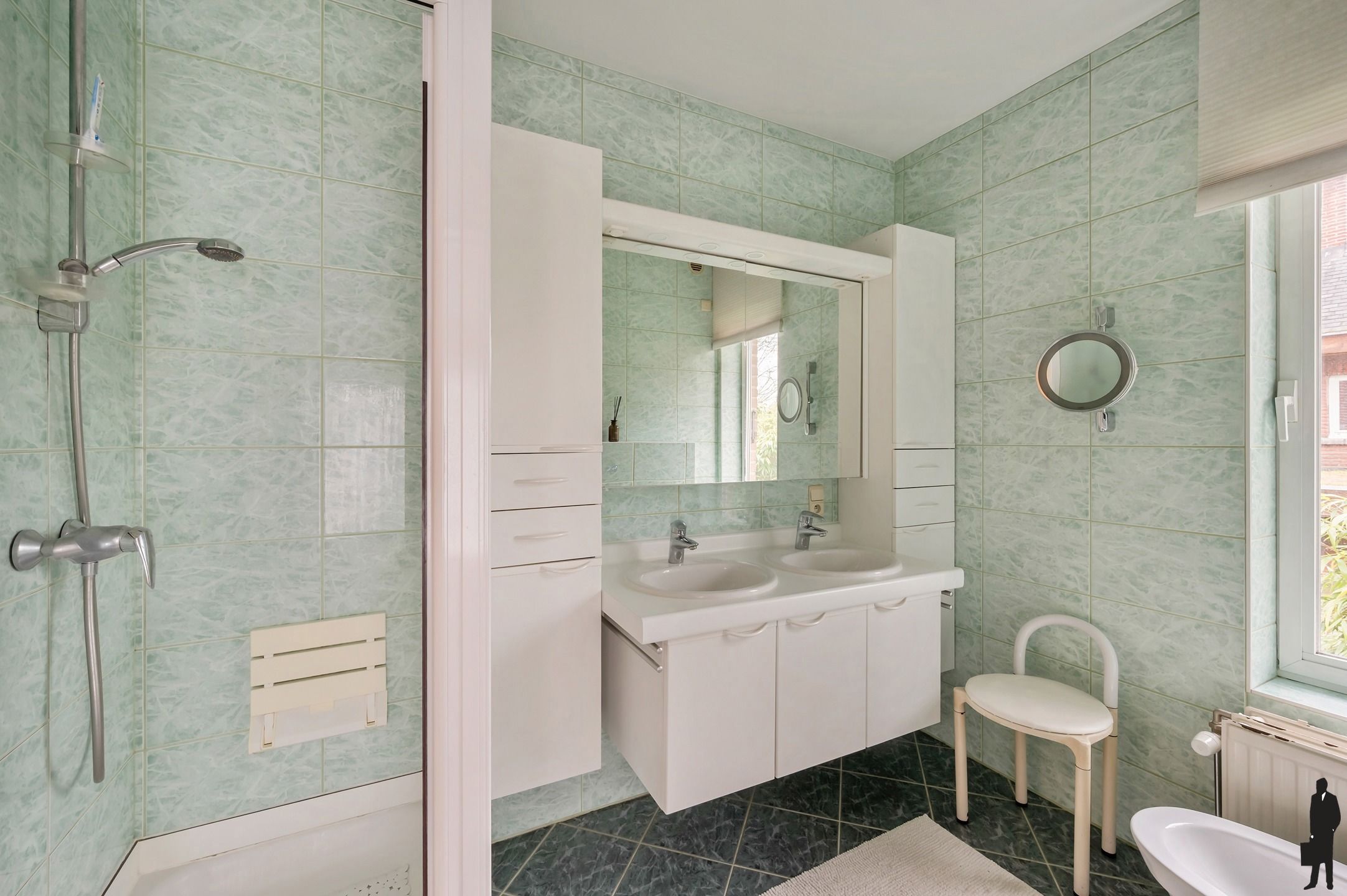 Ruim villa-appartement met 4 slaapkamers & garage foto 13