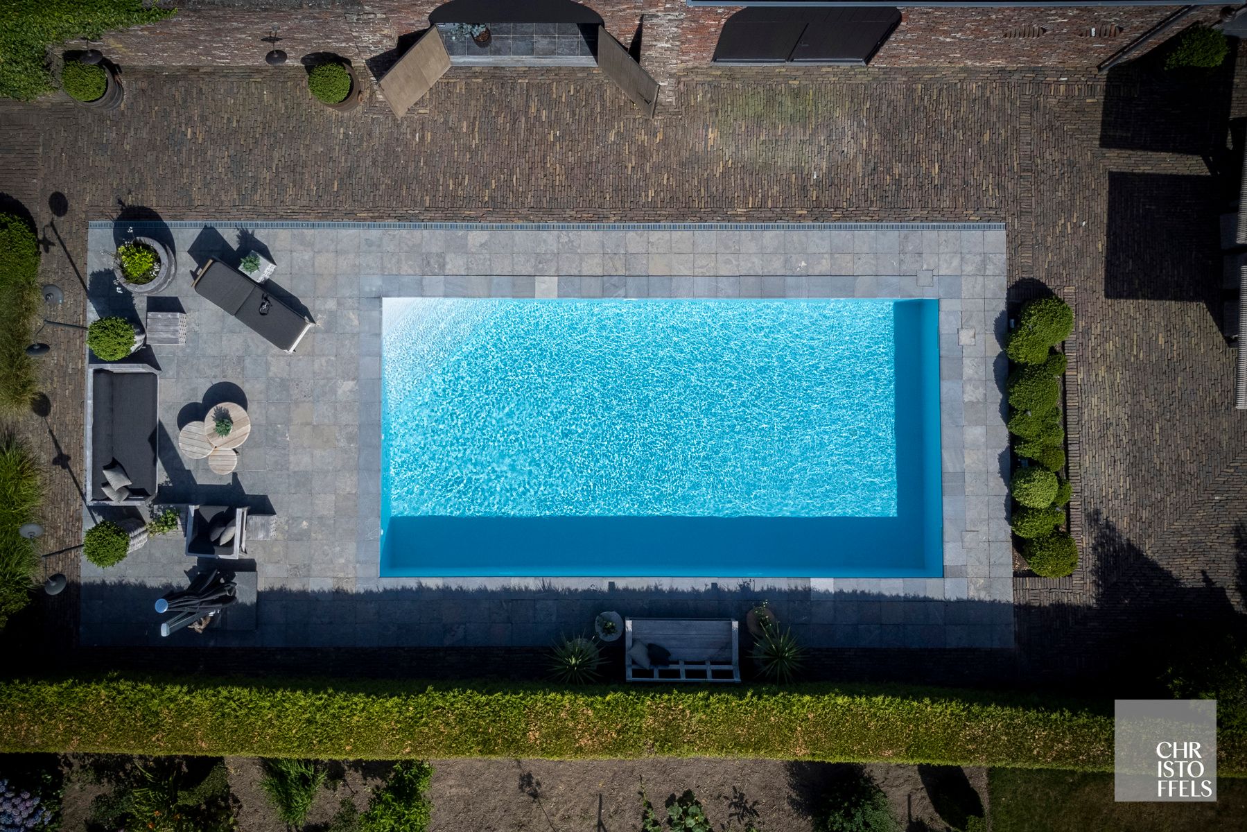 Stijlvolle herenvilla van 533 m² met zwembad, wintertuin en gastenverblijf nabij de Nederlandse grens! foto 2