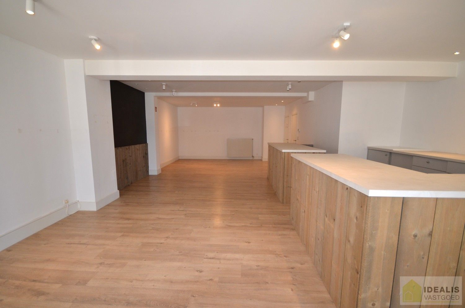 IDEALIS VASTGOED - CENTRAAL GELEGEN HANDELSPAND OP COMMERCIELE ZICHTLOCATIE foto 3
