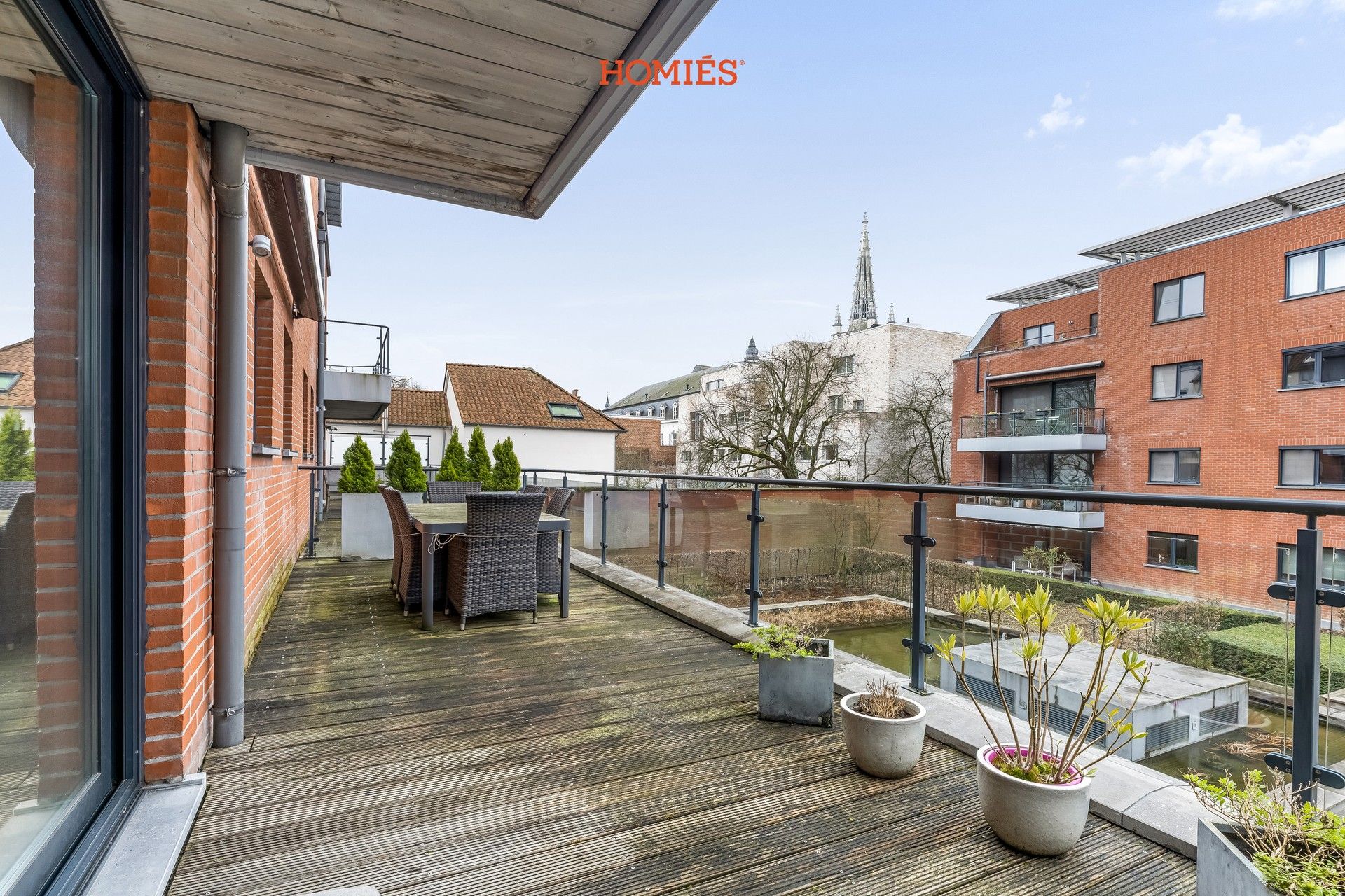 Ruim appartement met 3 slpks, riant terras en autostaanplaats foto {{pictureIndex}}