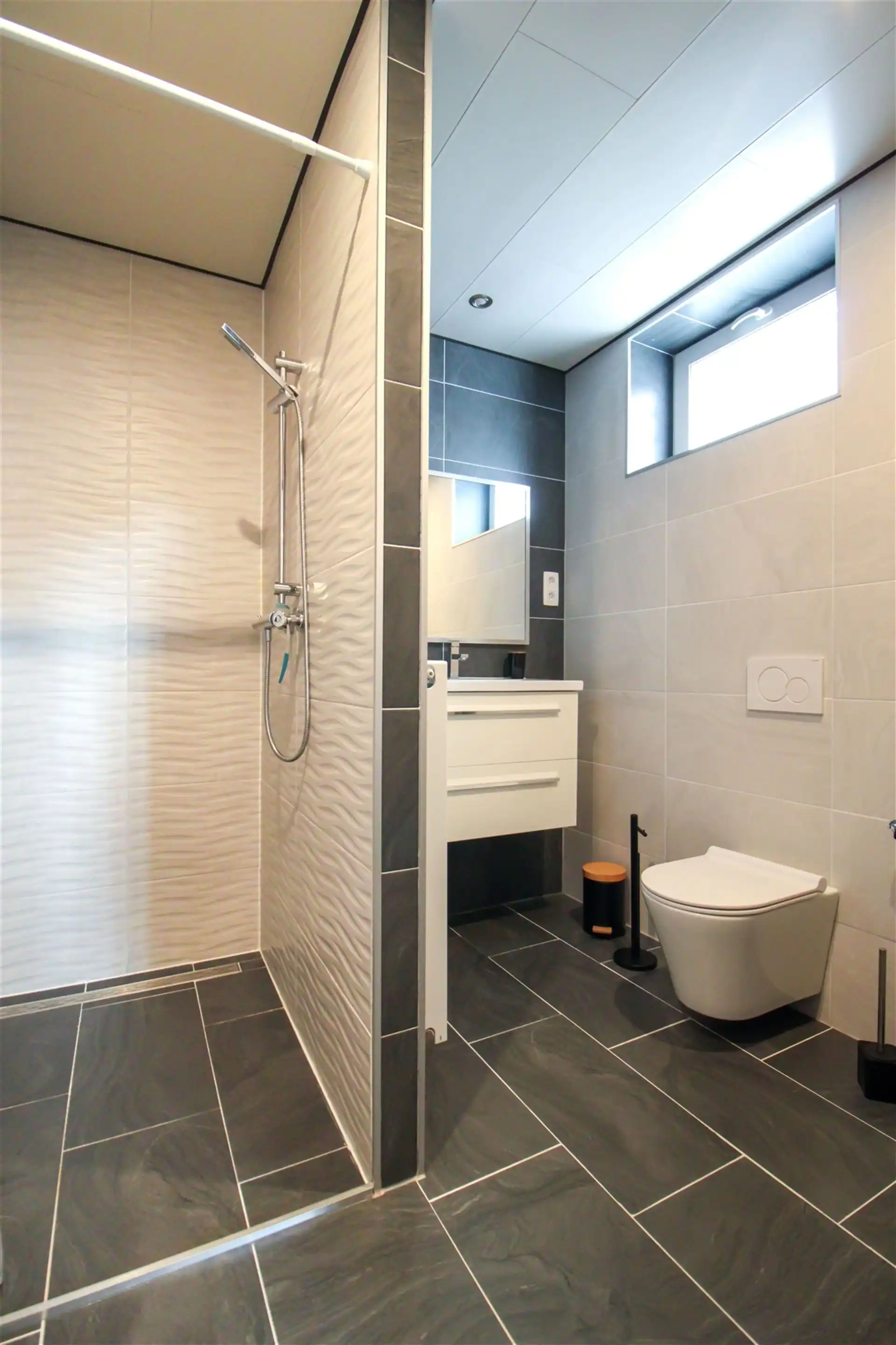 Instapklare gezinswoning met apart bijgebouw met eigen voorzieningen, 4 slaapkamers en inpandige garage op ruim perceel in hartje Maasmechelen! foto 25