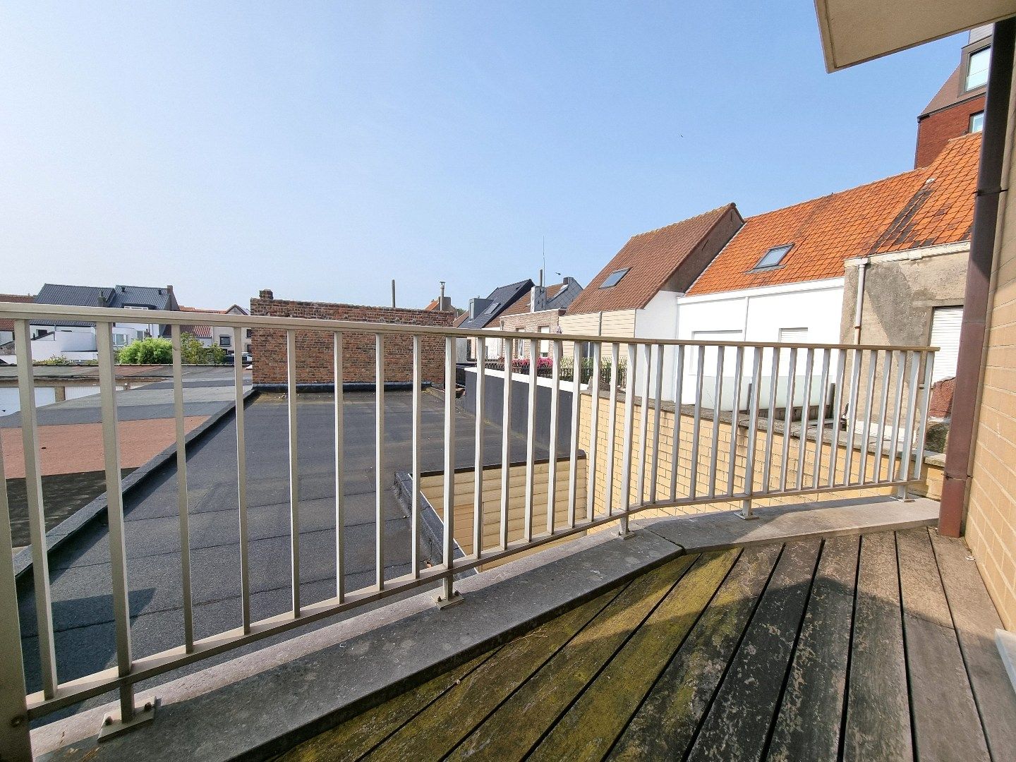Ruim drieslaapkamerappartement met zonnig terras nabij de zeedijk van Heist. foto 8
