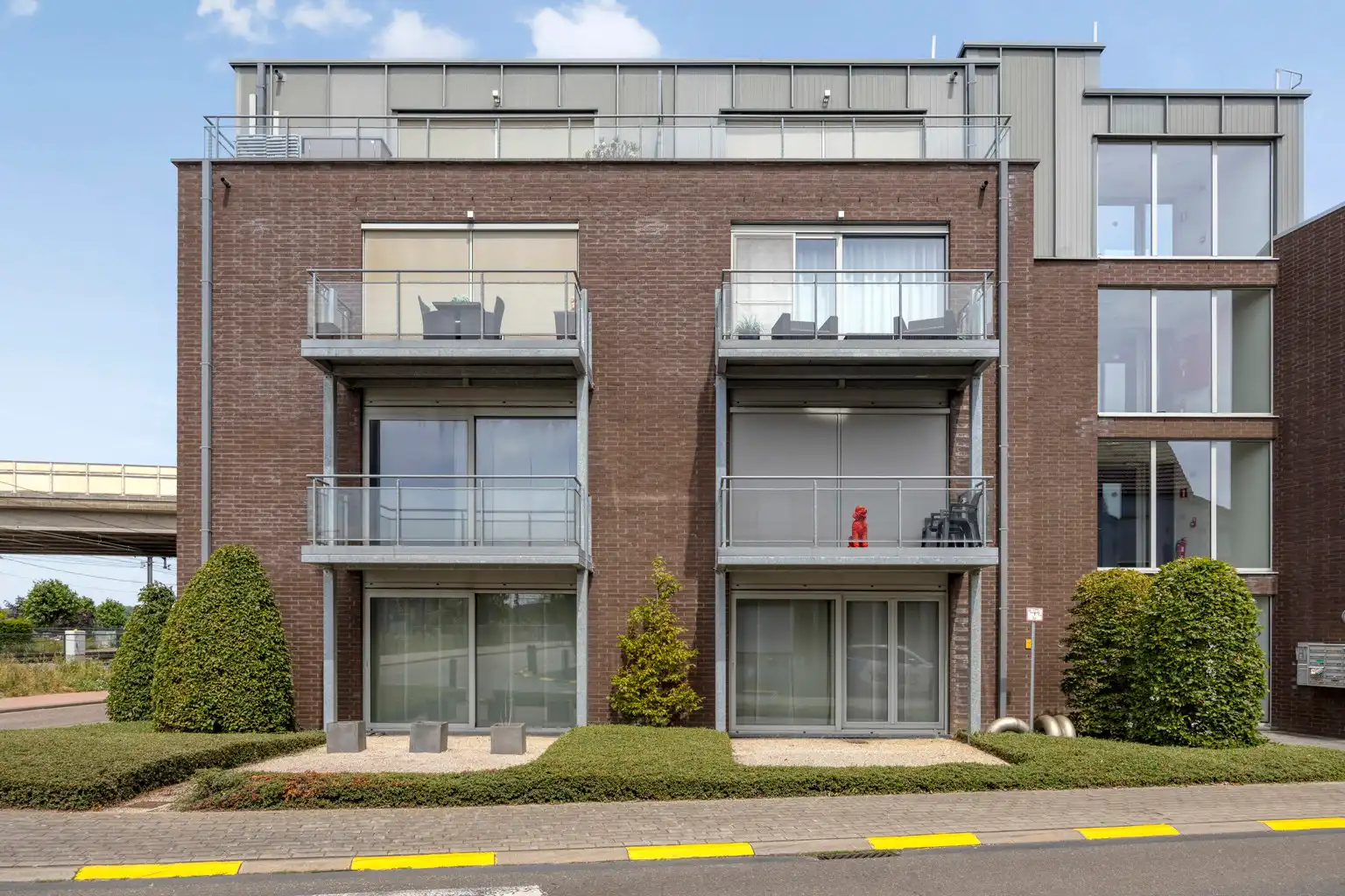 RECENT APPARTEMENT MET BERGING EN PARKEERPLAATS foto 3