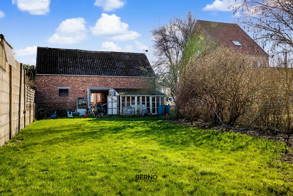 Te renoveren gezinswoning met uitgestrekte tuin en opslagplaats. foto 19