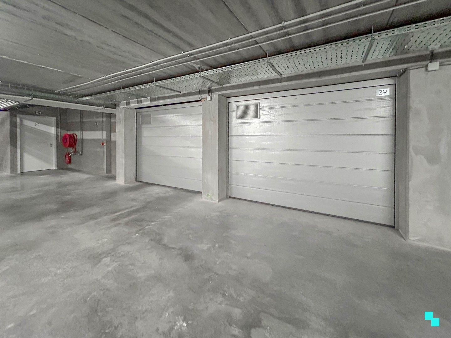 Garagebox met automatische poort gelegen in residentie Blauwpoorte foto 3