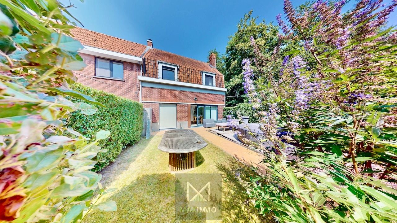 Instapklare halfopen woning met tuin en open zicht op de velden te Aalbeke foto {{pictureIndex}}