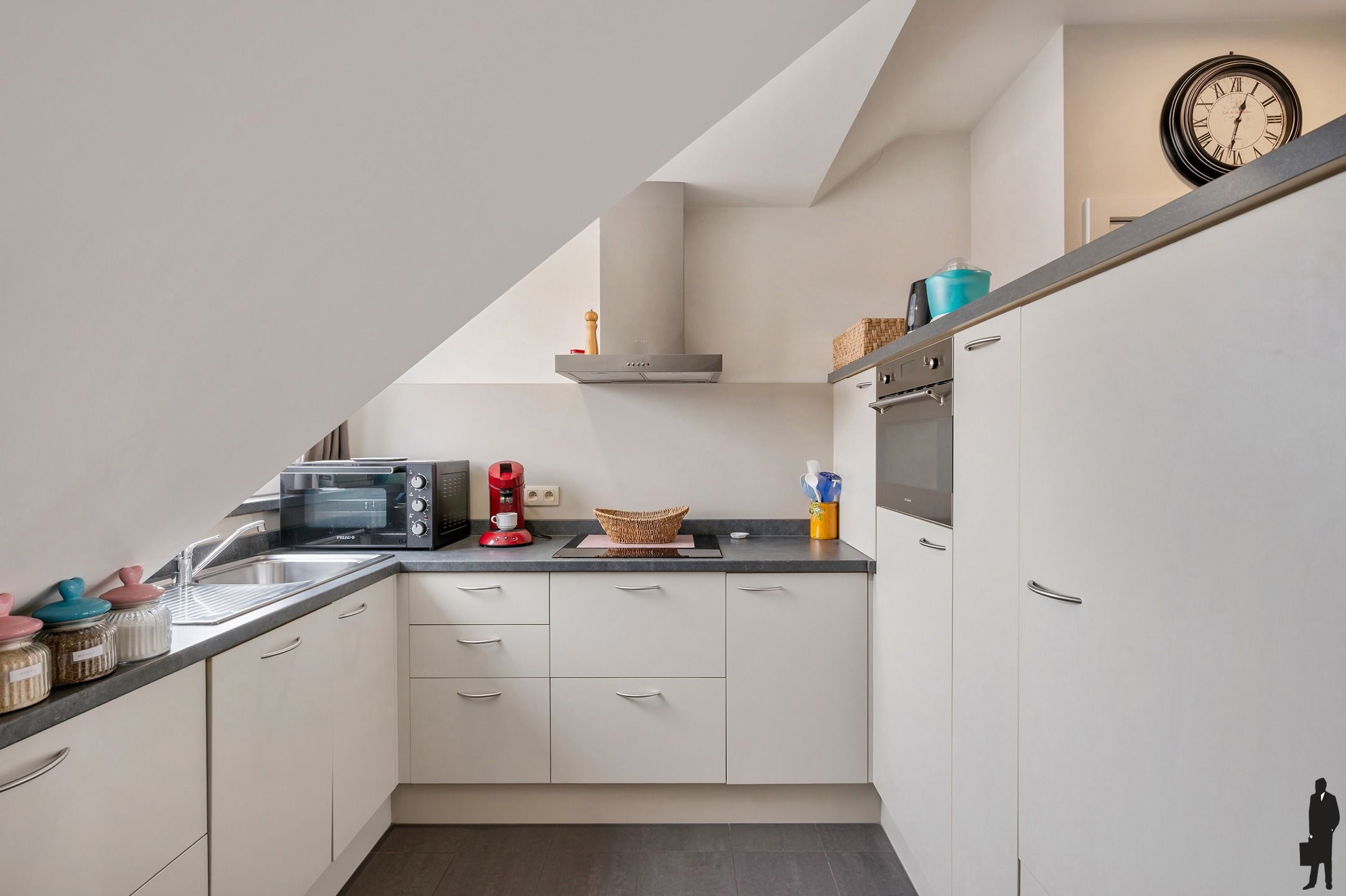 Polyvalent gebouw met 60 parkeerplaatsen en appartement! foto 19