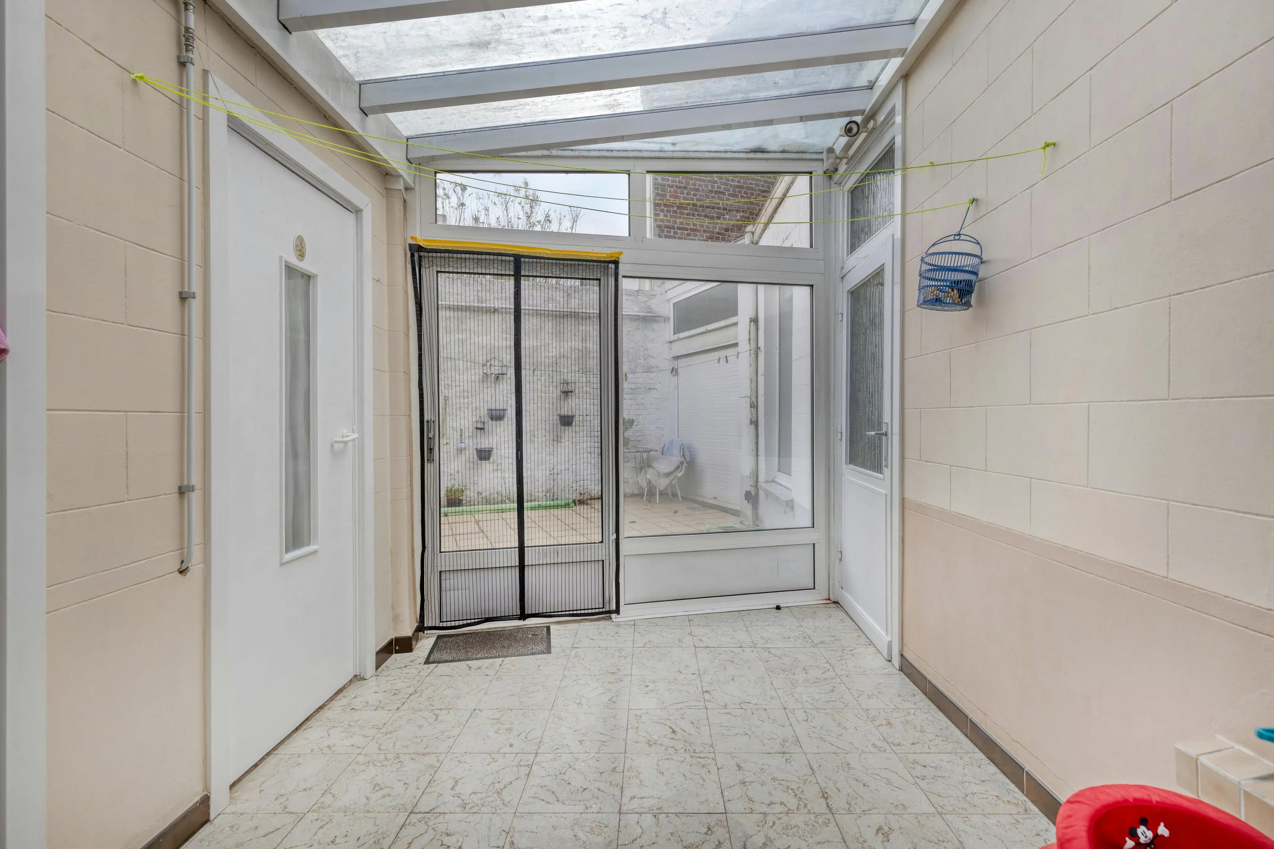 Ruime rijwoning met tuin en garage nabij centrum Izegem. foto 10