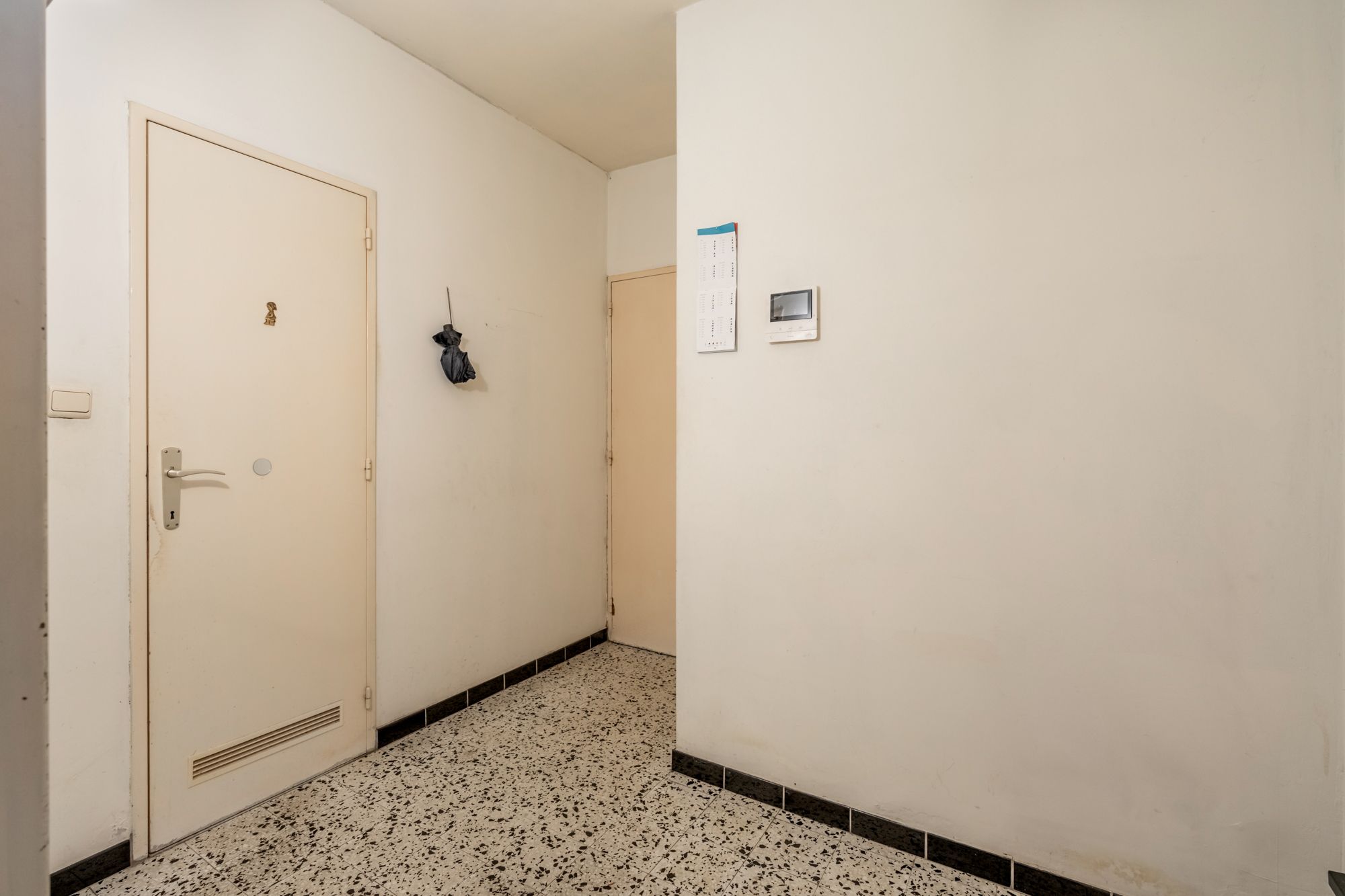 IDEALIS VASTGOED - CENTRAAL GELEGEN 2-SLPKMR APPARTEMENT IN HET CENTRUM VAN LEOPOLDSBURG! – Correct onderhouden appartement op de tweede verdieping (+-95m²) met een aangename leefruimte, aparte keuken, 2 slaapkamers, badkamer en apart toilet. Het appartement beschikt tevens over een lift en een privatieve kelder. Geschikt voor zij die zoeken naar betaalbaar wonen in het centrum van Leopoldsburg. foto 7