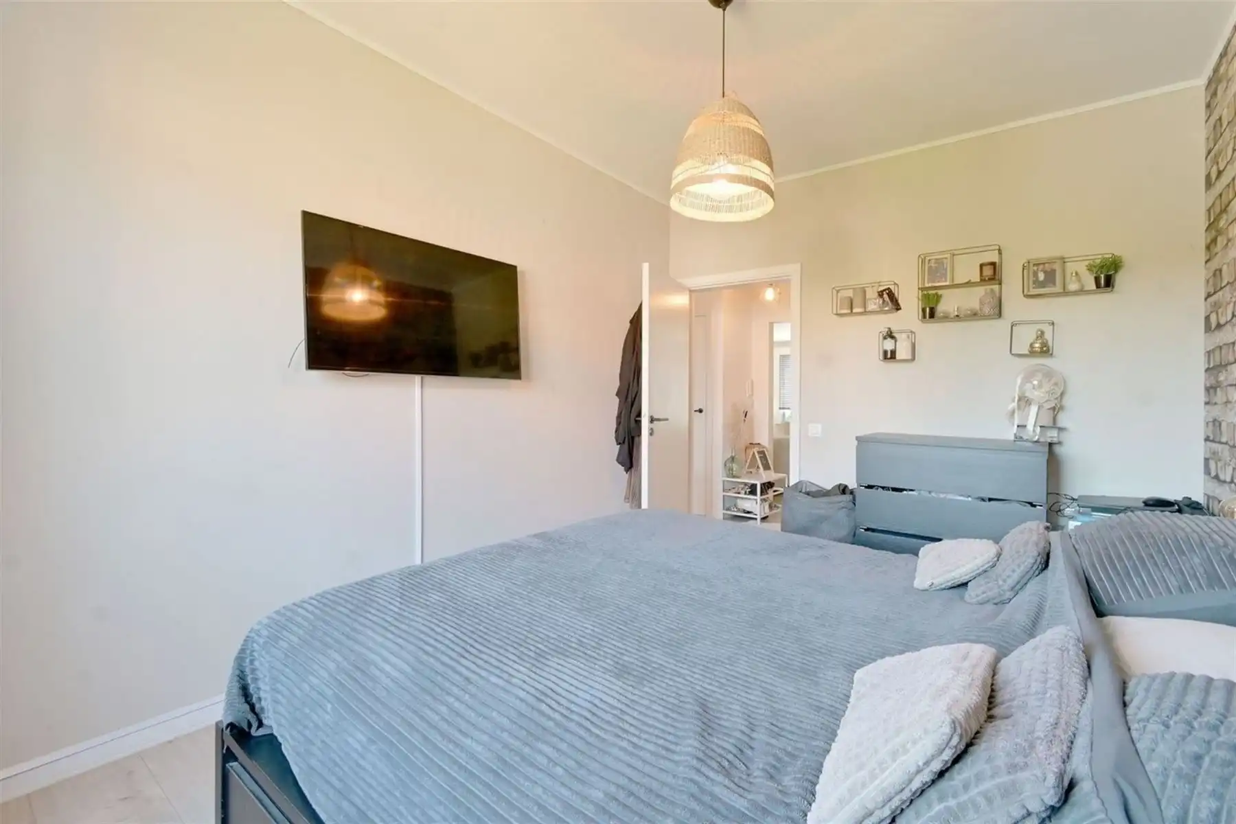 Gerenoveerd appartement met 2 slaapkamers op toplocatie! foto 9