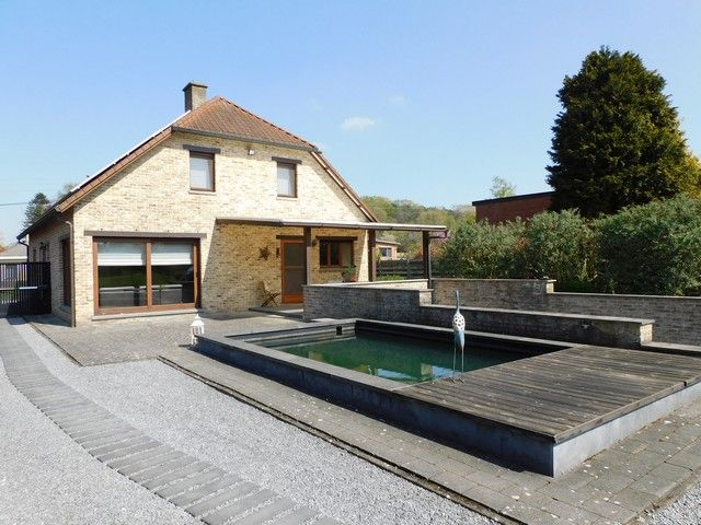 Stijlvolle en energiezuinige villa met zwemvijver op een zuidgericht perceel van 15a 30ca foto {{pictureIndex}}
