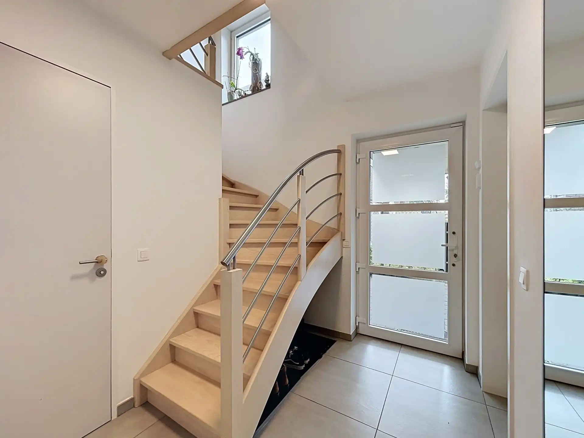 Moderne BEN gezinswoning met 4 slaapkamers, garage en poolhouse op perceel van 347m² foto 9