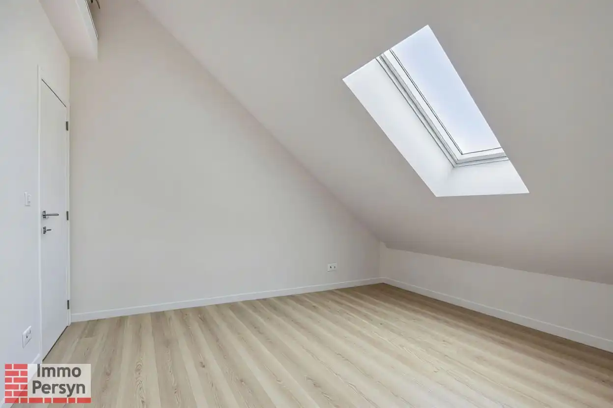 Moderne gezinswoning met 3 slaapkamers en gezellige tuin foto 19