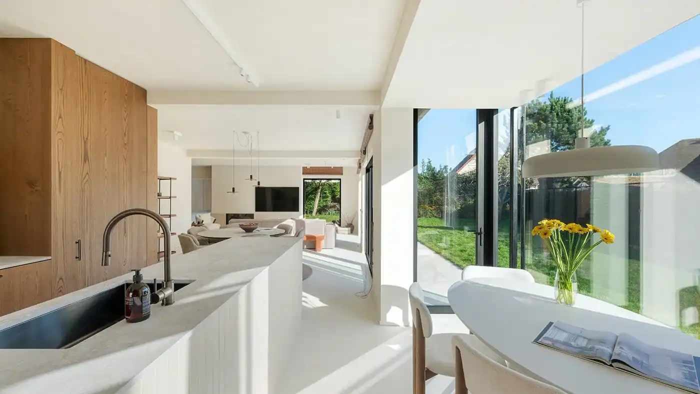 Alleenstaande en luxueus gerenoveerde villa op een rustige en residentiële ligging in Knokke foto 3
