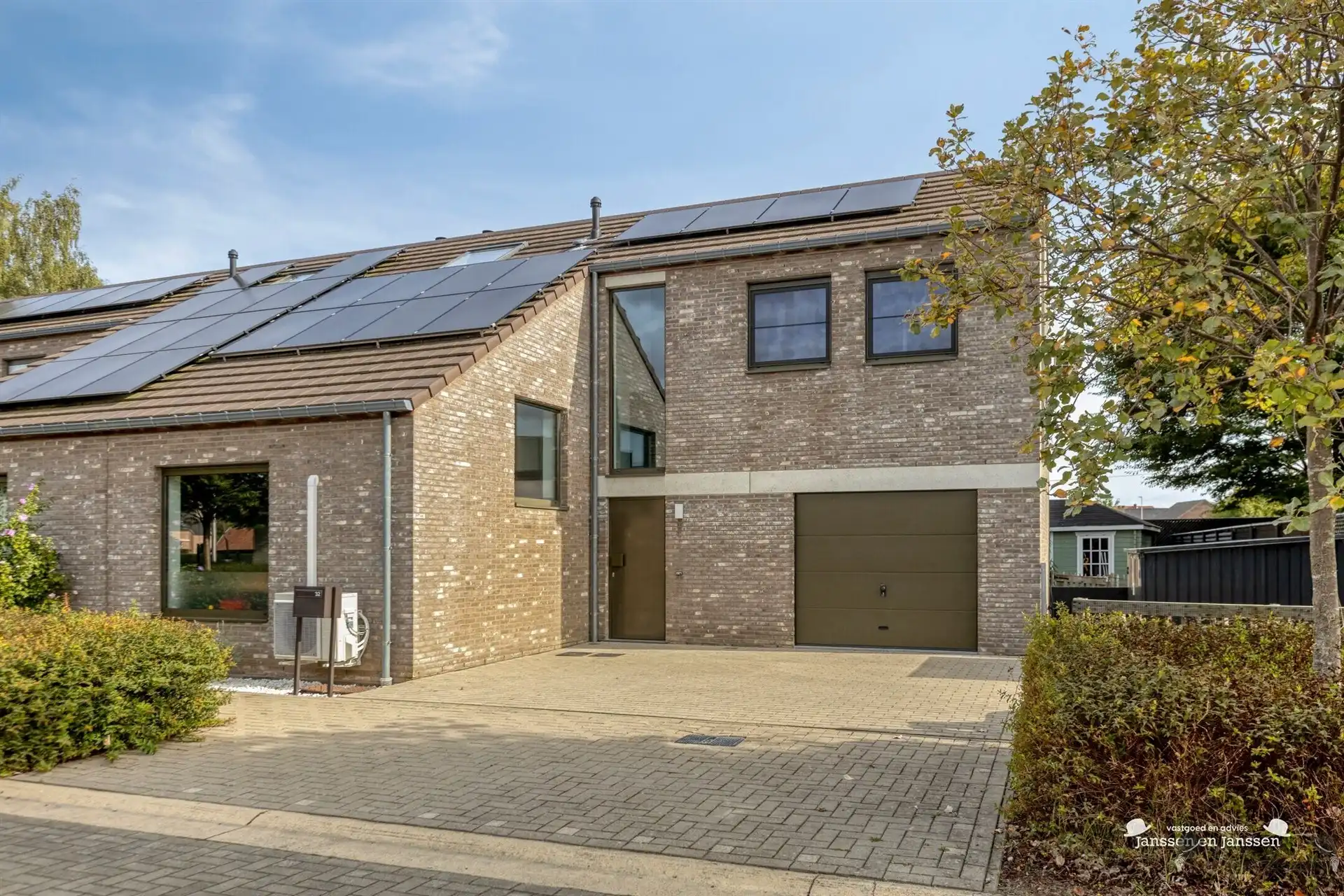 Prachtige halfopen woning met 3 slaapkamers, inpandige garage en zonnepanelen in Heppen foto {{pictureIndex}}