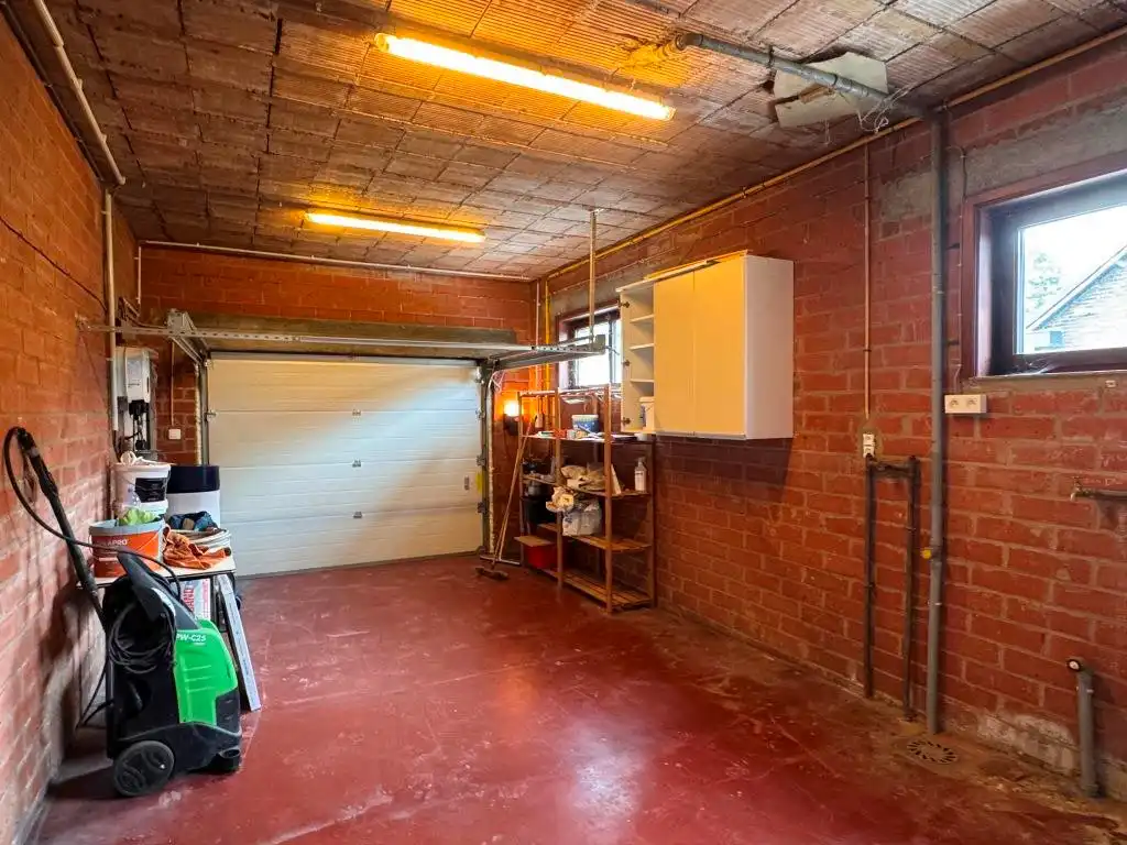 Deze rustig gelegen, alleenstaande woning onderging een grondige renovatie en werd uitgerust met zonnepanelen, vernieuwde beglazing, nieuwe radiatoren, een vernieuwde badkamer en aangelegde oprit. foto 9