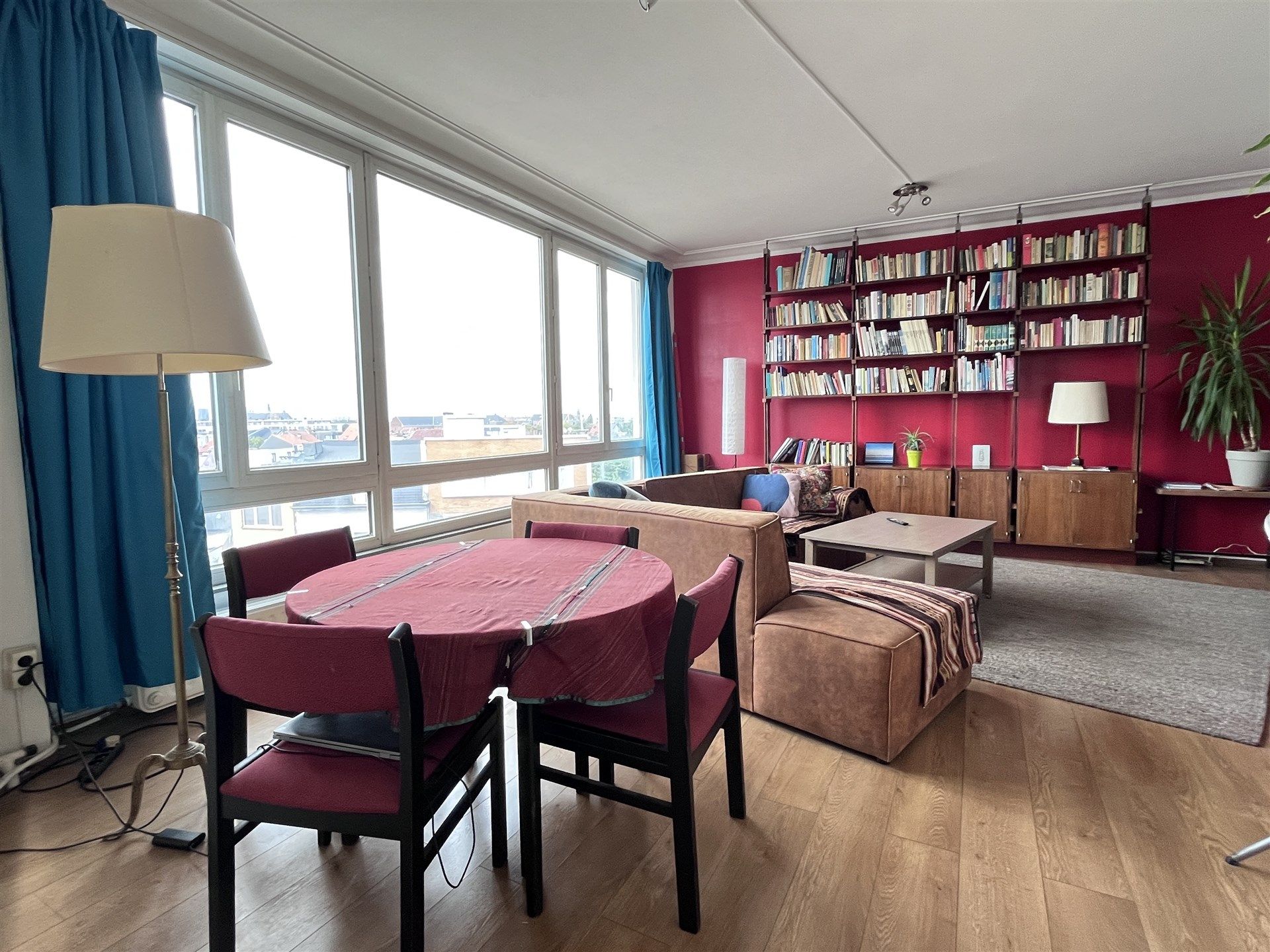 Mooi 2 slaapkamer appartement met veel lichtinval! foto 3
