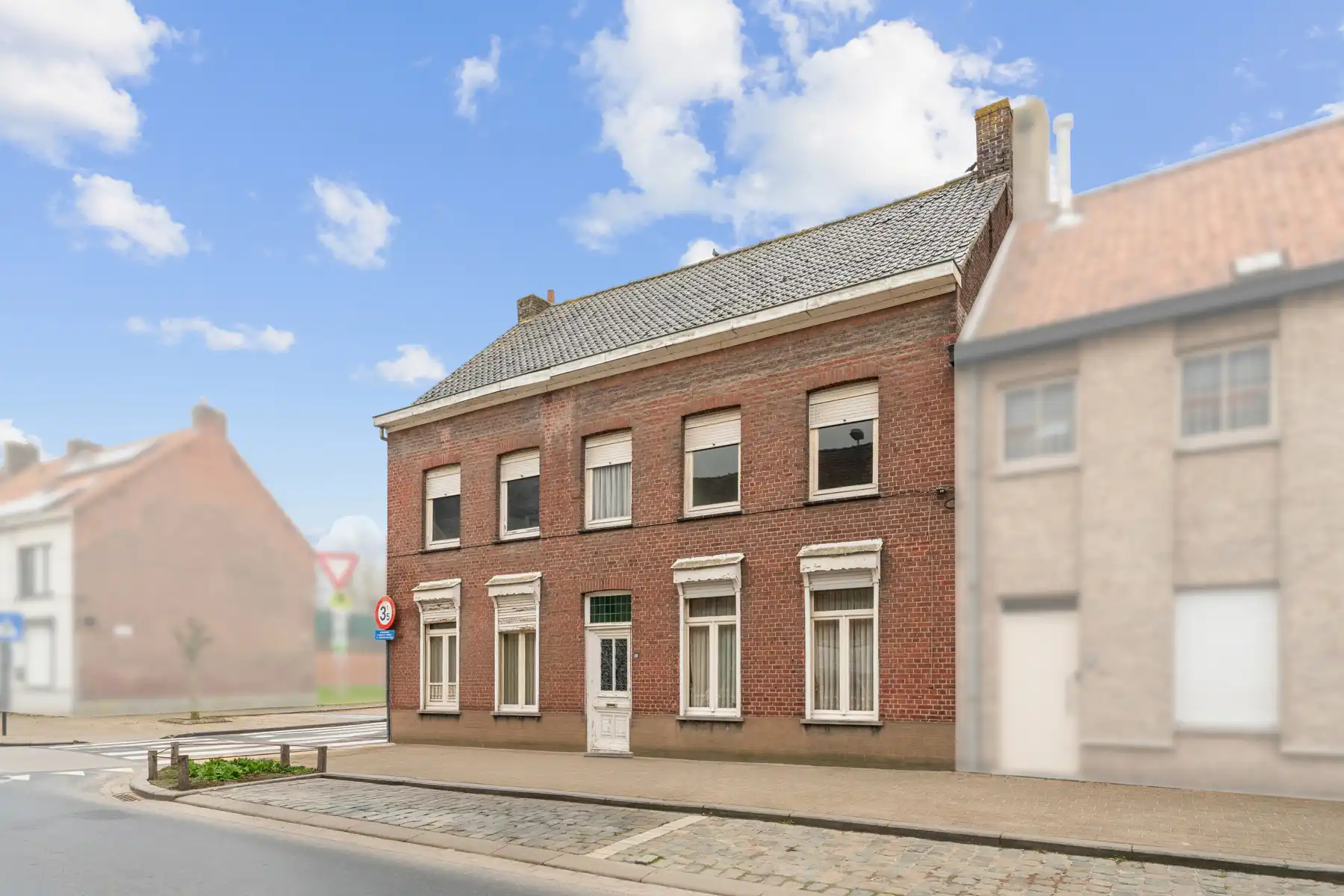 Ruime te renoveren woning met garage in centrum Kortemark foto 16