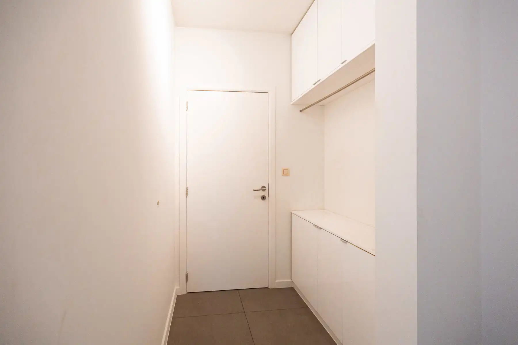 Instapklaar gelijkvloers appartement met tuin en carport foto 2