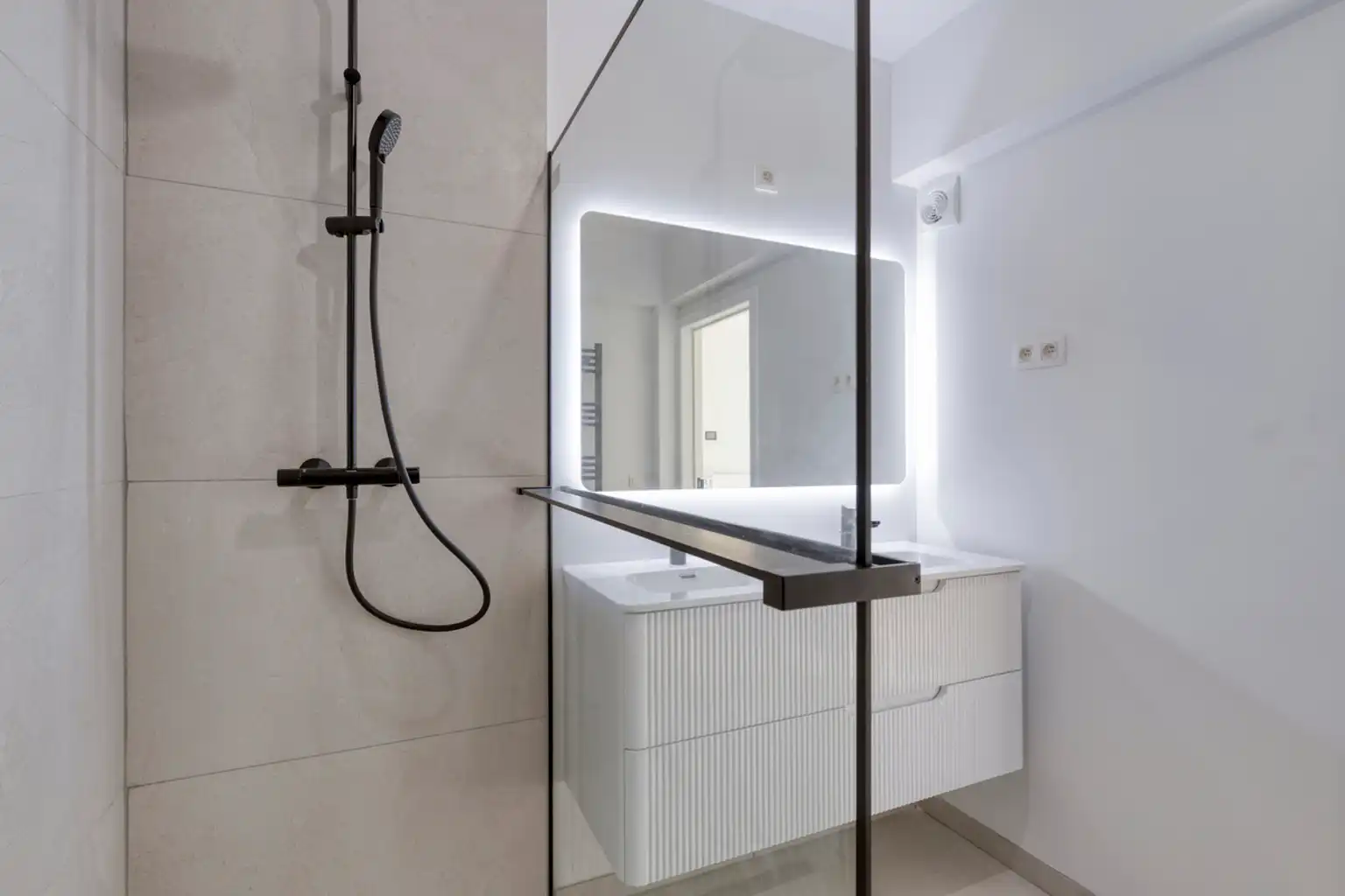 Volledig gerenoveerd en instapklaar 2 slaapkamer appartement foto 18