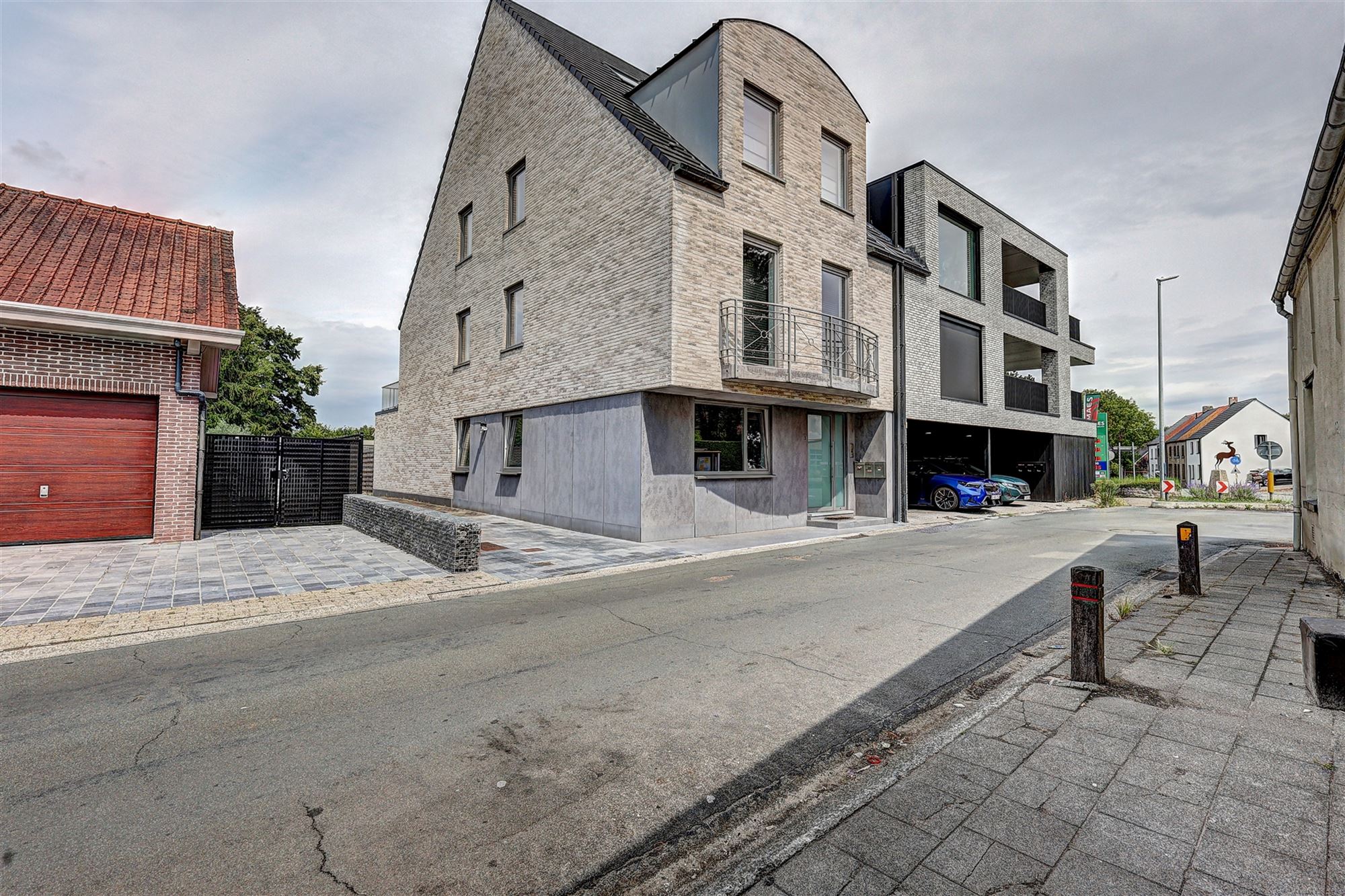 Ruim gelijkvloers appartement met terras en garage foto {{pictureIndex}}