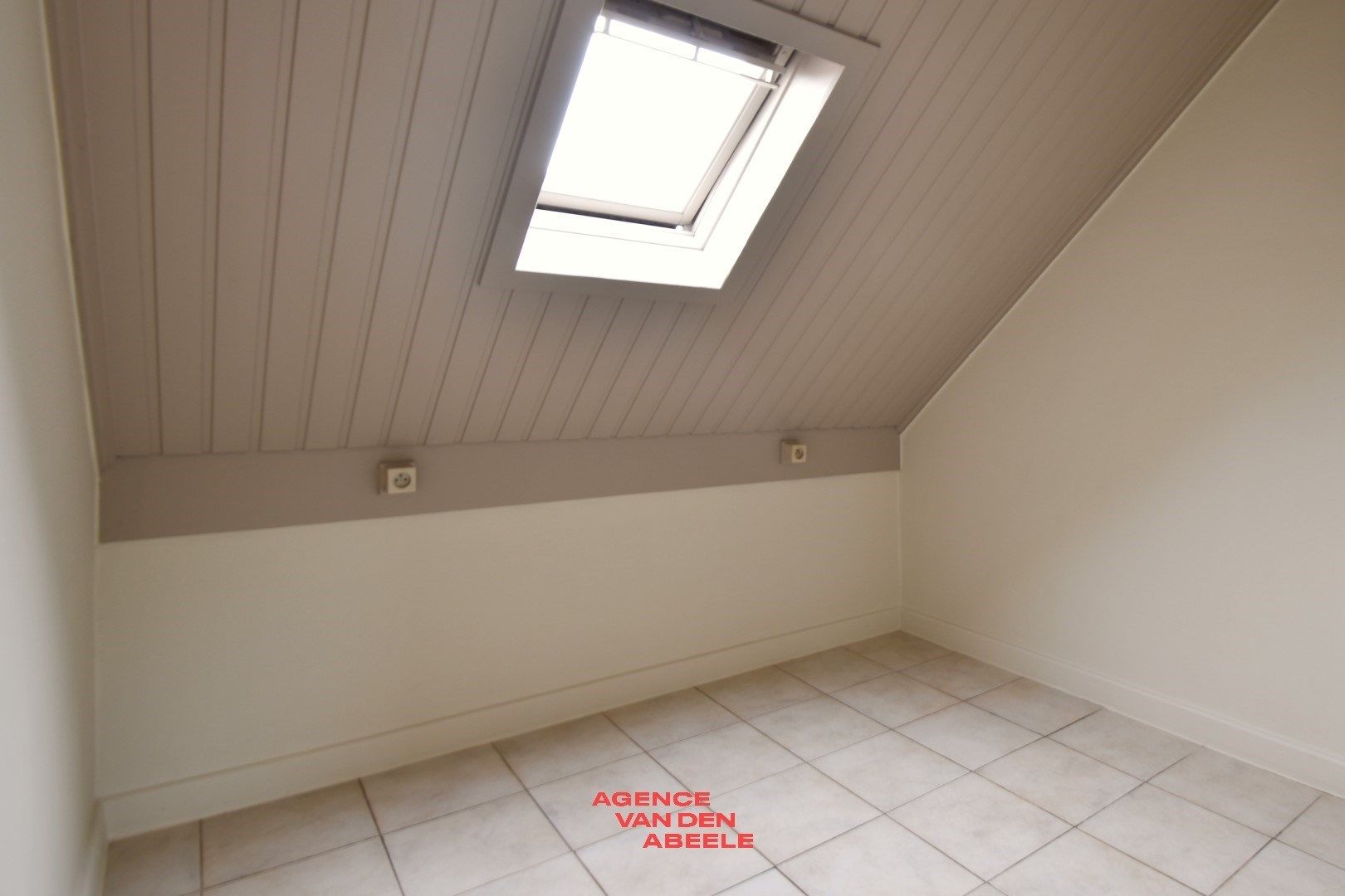 Gerenoveerde woning met garage en terras foto 12