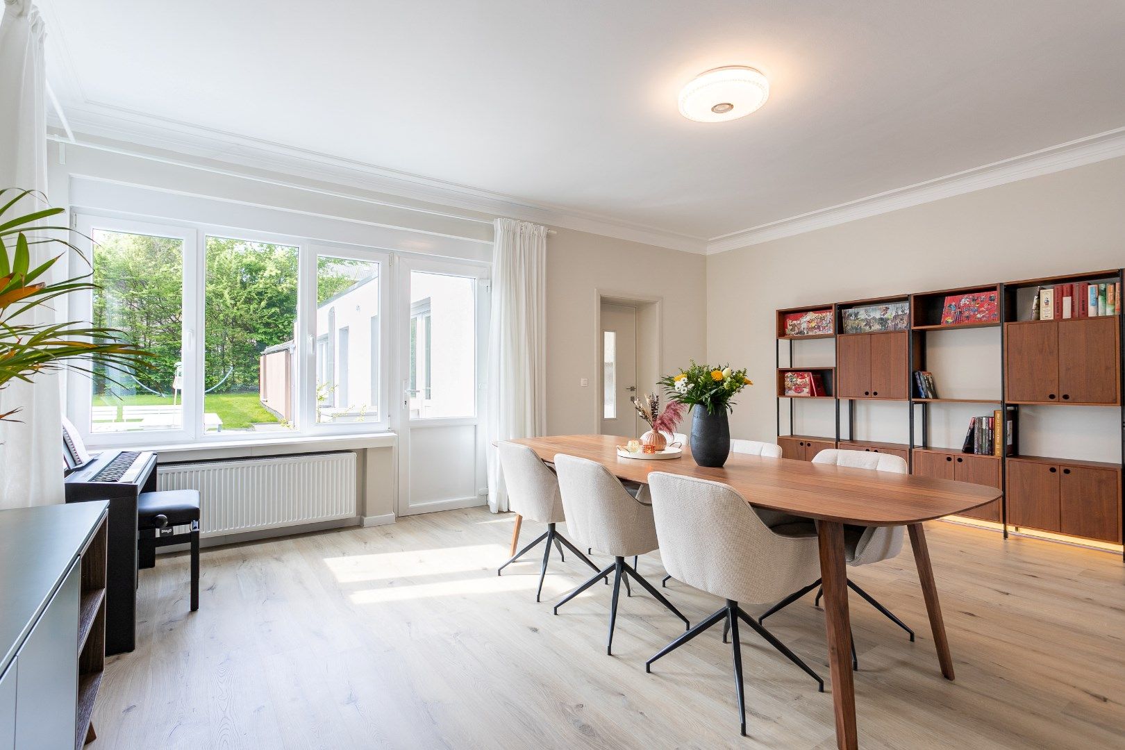 Instapklare woning te Dworp met 5 slkp., garage en tuin foto 4