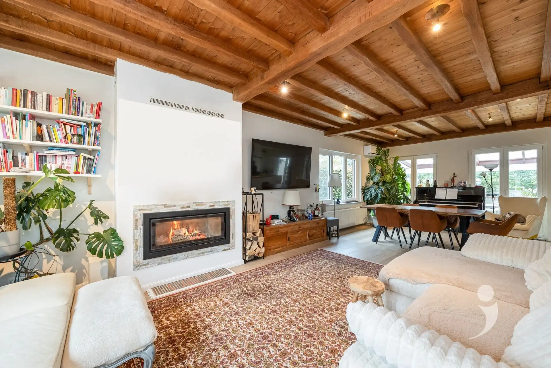 Gerenoveerde bungalow met zwembad in een rustige woonwijk foto 13