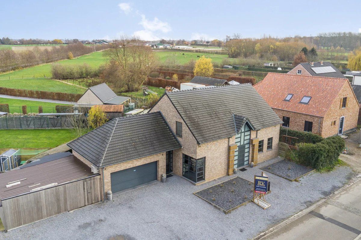 RECENTE EN RUIME WONING VAN 311 M² MET MINIMAAL 3 SLPK’S IN HASSELT-KORTESSEM foto {{pictureIndex}}