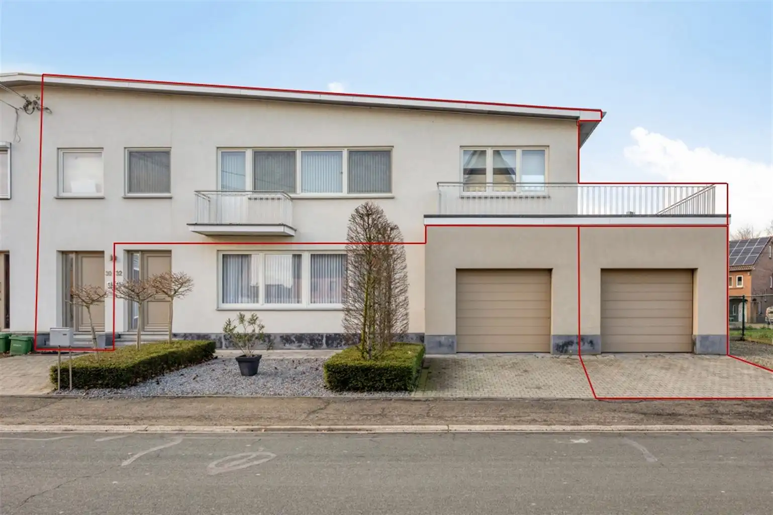 Zeer ruim 4-slaapkamerappartement met ruime terrassen en een afgesloten garage, gelegen nabij het centrum van Maaseik. foto {{pictureIndex}}