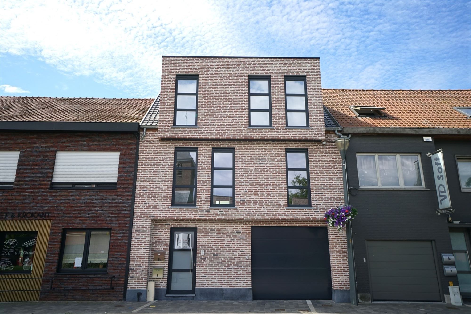 Prachtig  2-slpk appartement met lift, ruim zonnig terras en garage in centrum Oosteeklo foto {{pictureIndex}}