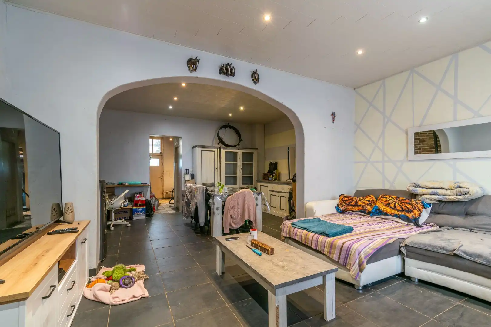 Een mooi gelegen, deels te renoveren woning met 4 slaapkamers!! foto 2