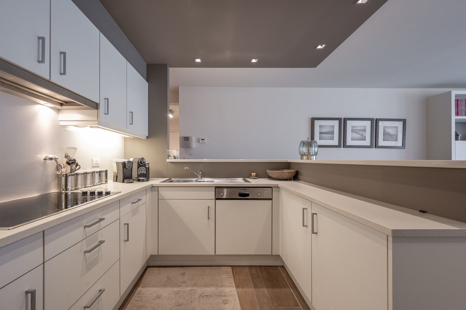 Modern en instapklaar appartement met drie slaapkamers, centraal gelegen in het bruisende centrum van Knokke. foto 10