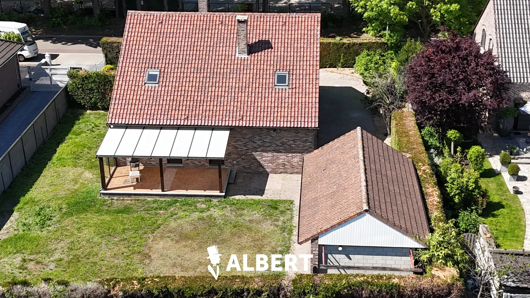 Ruime instapklare woning op toplocatie met tuin en bijgebouw foto {{pictureIndex}}