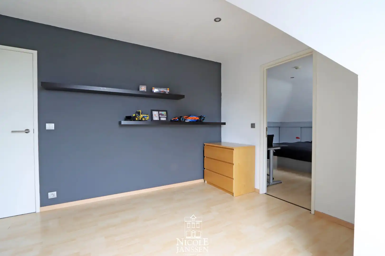 Vrijstaande ruime woning met dubbele garage en grote tuin met zwembad foto 25