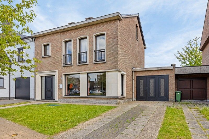 Halfopen bebouwing in het centrum van Beveren met 4 slaapkamers, tuin en garage foto 1