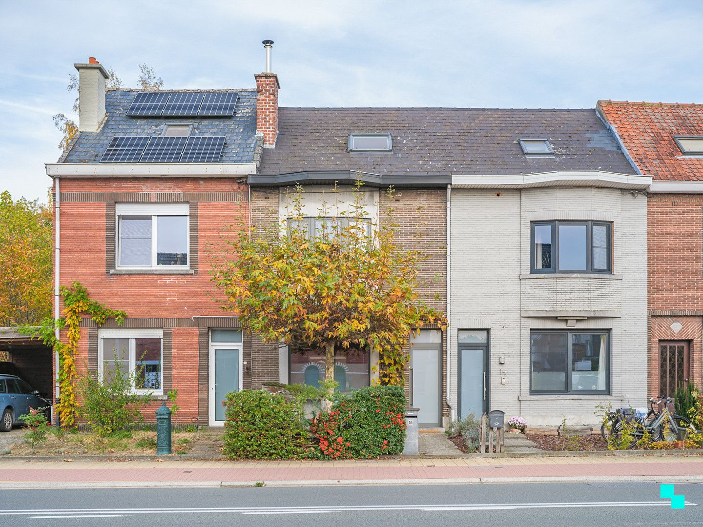 Charmante woning met drie slaapkamers in het hart van Merelbeke foto {{pictureIndex}}